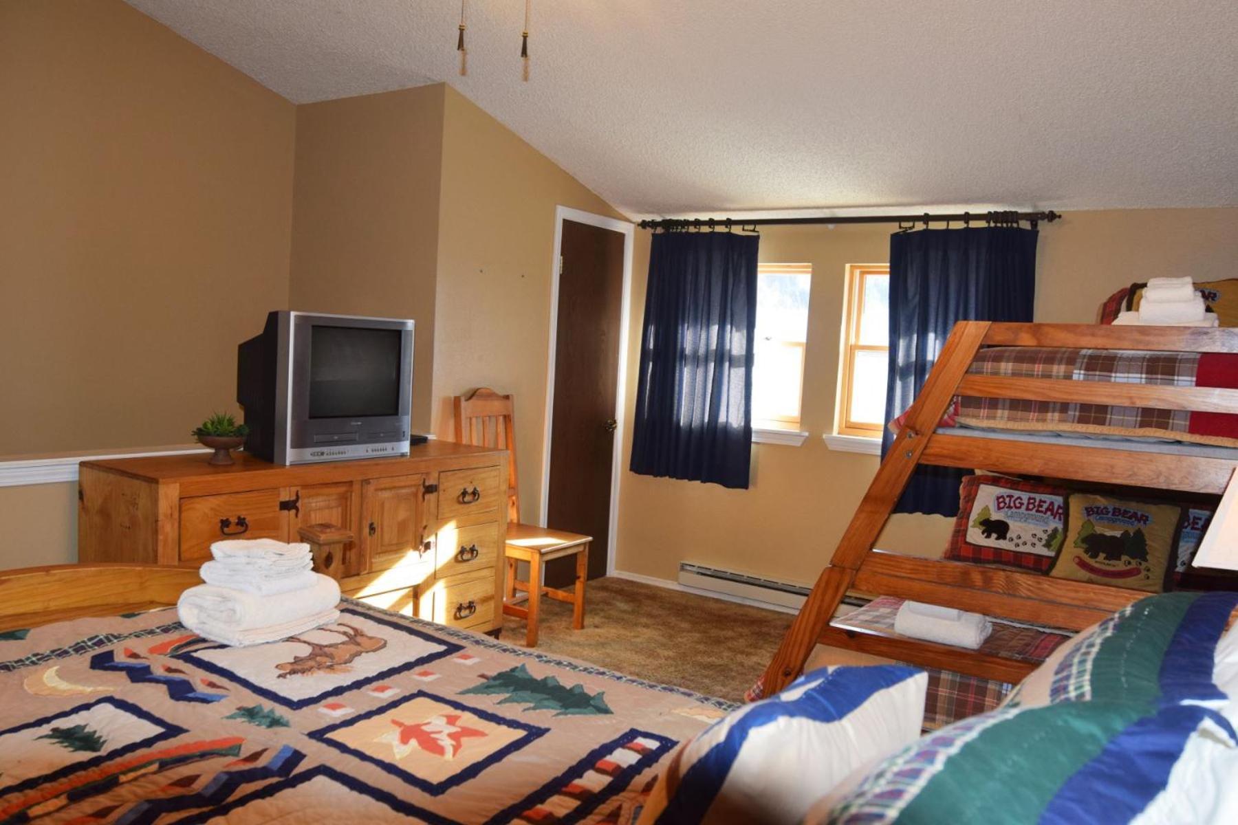 Claim Jumper Townhouse 16 - On The River - Across From The Fishing Ponds - In Town - Near The Ski Area - Fireplace - Wifi - Sate Red River Exterior foto