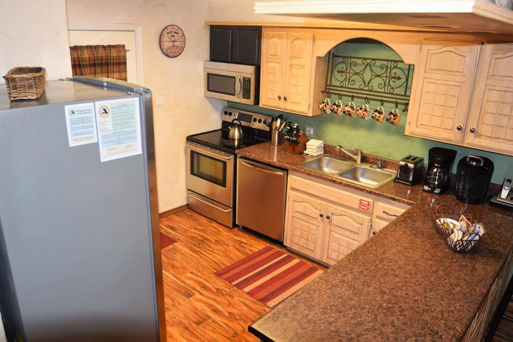 Claim Jumper Townhouse 16 - On The River - Across From The Fishing Ponds - In Town - Near The Ski Area - Fireplace - Wifi - Sate Red River Exterior foto